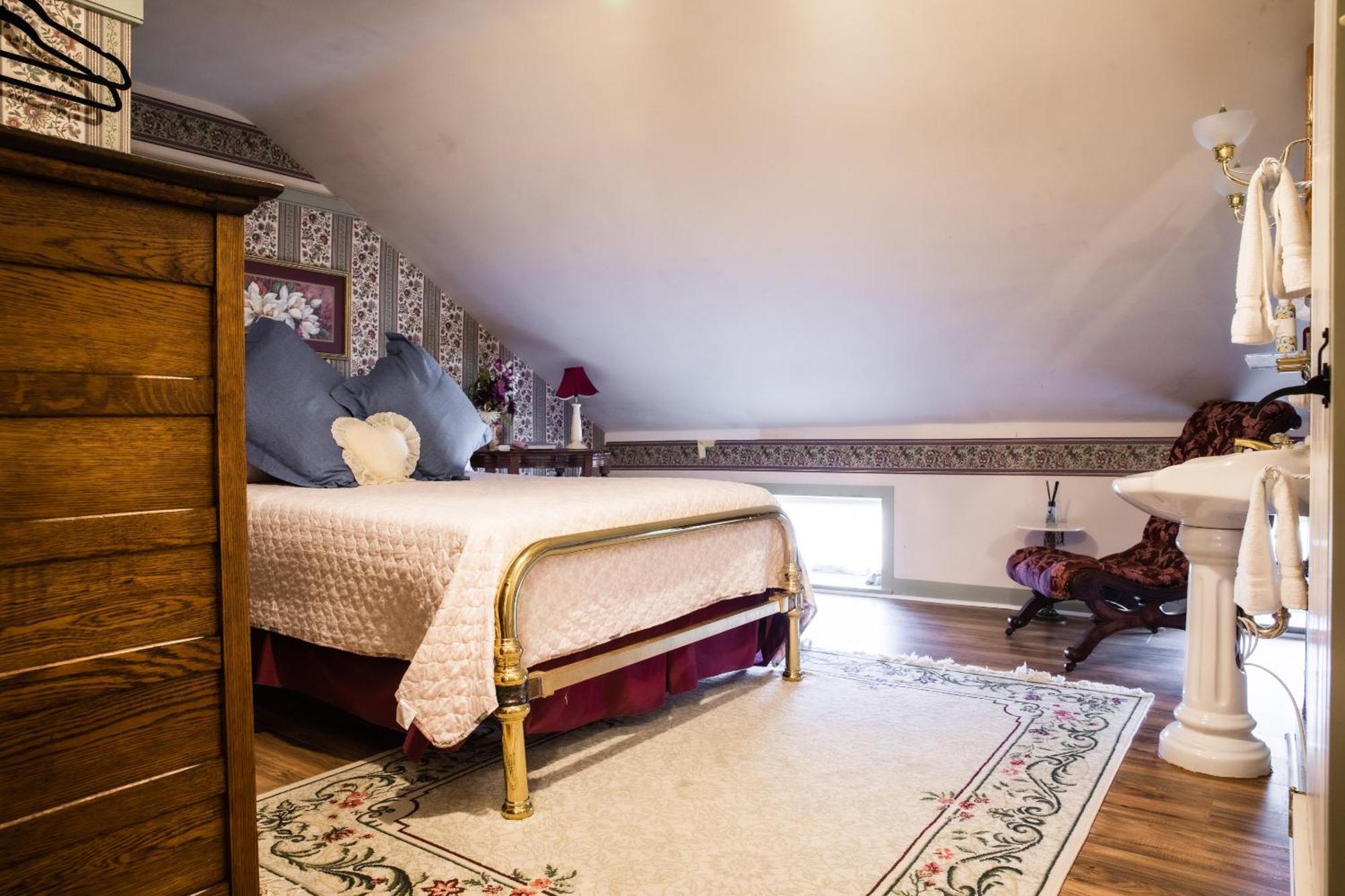 The Emig Mansion Bed & Breakfast York Room photo