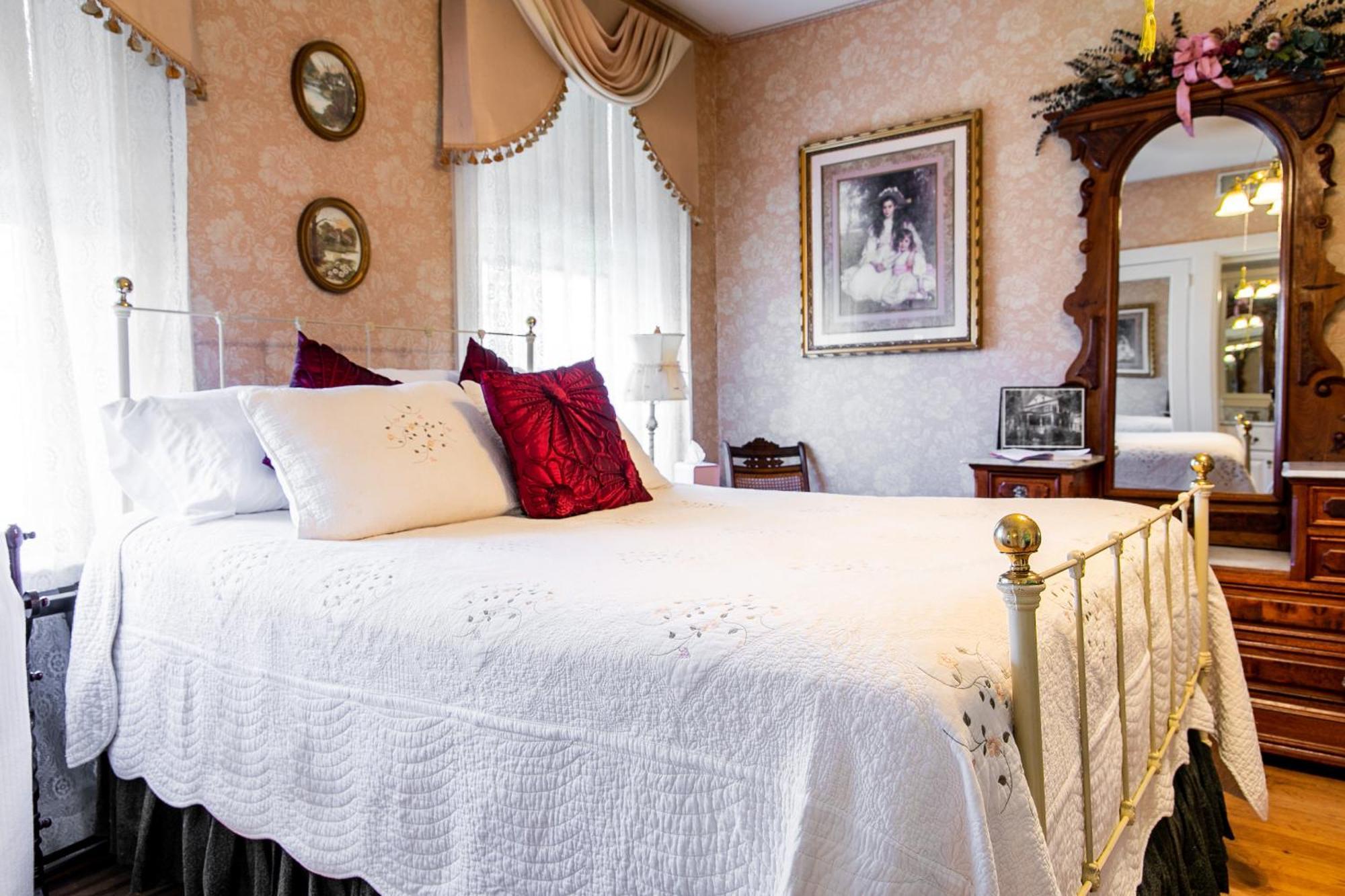 The Emig Mansion Bed & Breakfast York Room photo